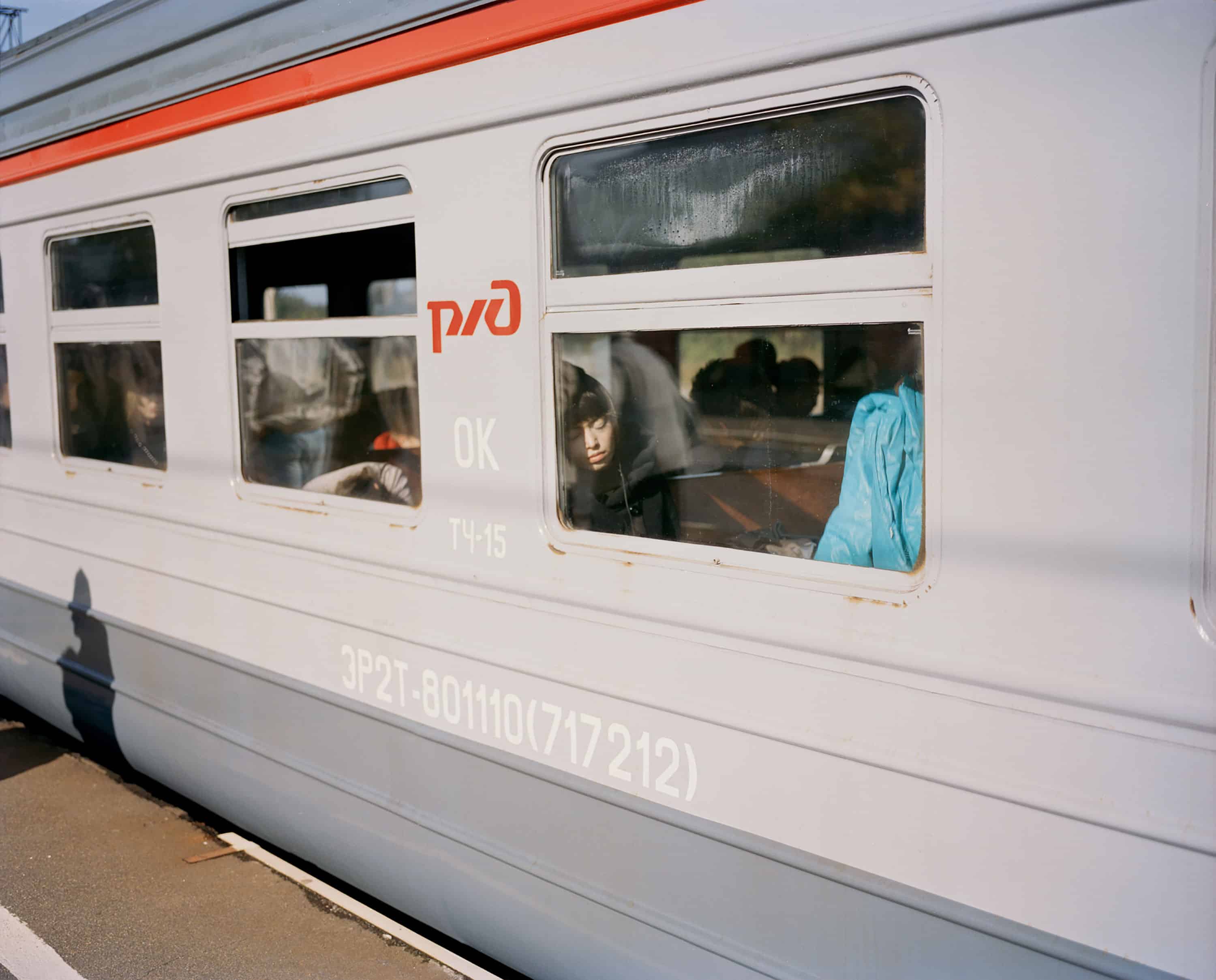 cSashaArutyunova_stpetersburg_train_girlinwindow_v3_2000